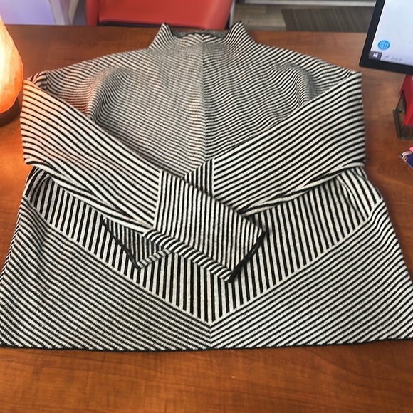 Cynthia Rowley Chevron mock funnel neck crop gray white sweater Size S - Picture 3 of 6